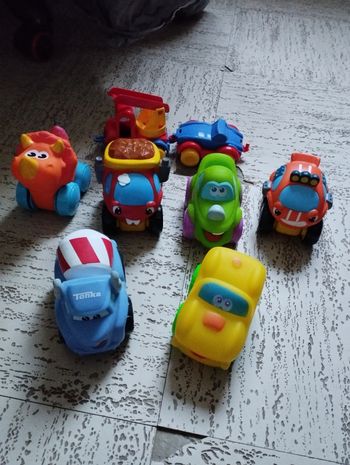 Lot petite voiture et hochet dinosaure
