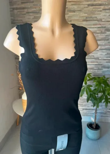 Débardeur noir encolure carrée très classe