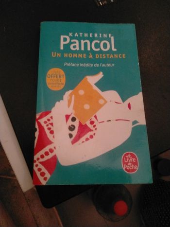 Un homme à distance