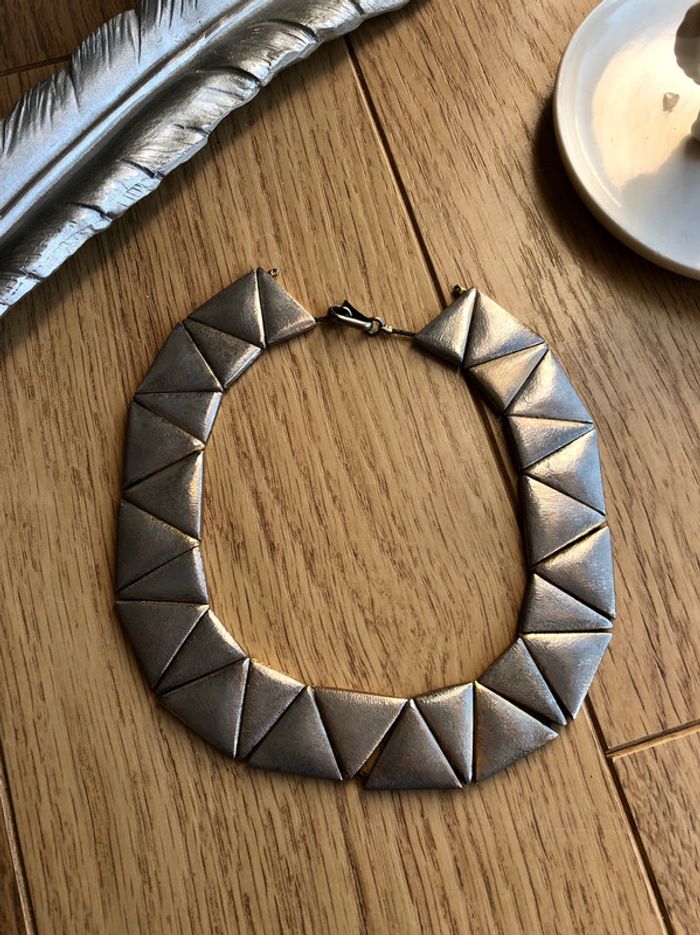 Collier vintage raz de cou argenté triangles inversés / collier vintage années 1960s
