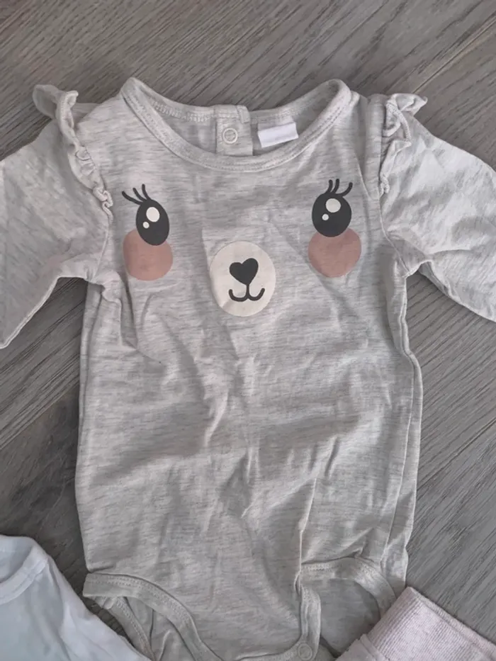 Ensemble bébé fille 9-12 mois avec jogging + 2 body - photo numéro 4