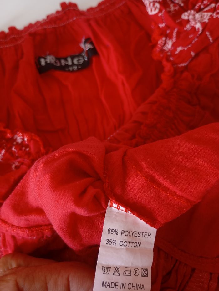 Robe rouge et broderie blanche . 12 ans . Côte n et polyester .. Très bon état. - photo numéro 10