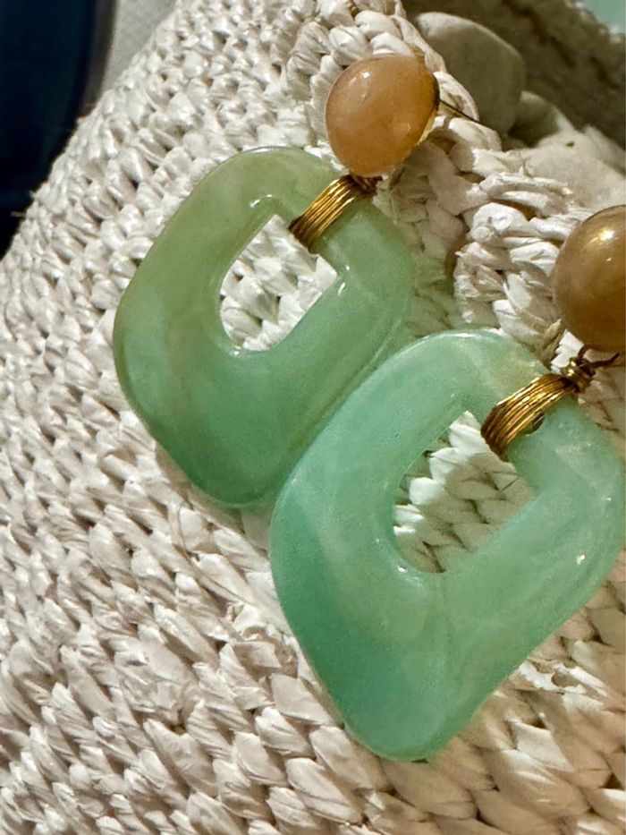 Boucles d’oreilles résine vert d’eau et nude fils or - photo numéro 3