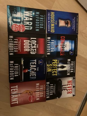 Lot 8 livres Freida Mcfadden