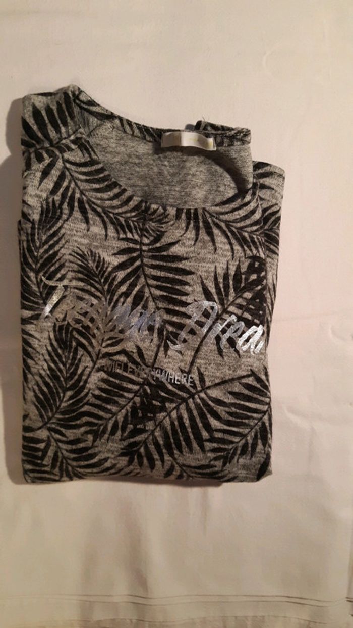 T-shirt gris et noir Gémo pour fille en 12 ans.