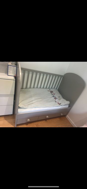 Lit à barreaux avec tiroir