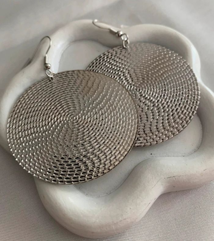 Boucles d’oreilles xxl vintages rondes argentées - photo numéro 4