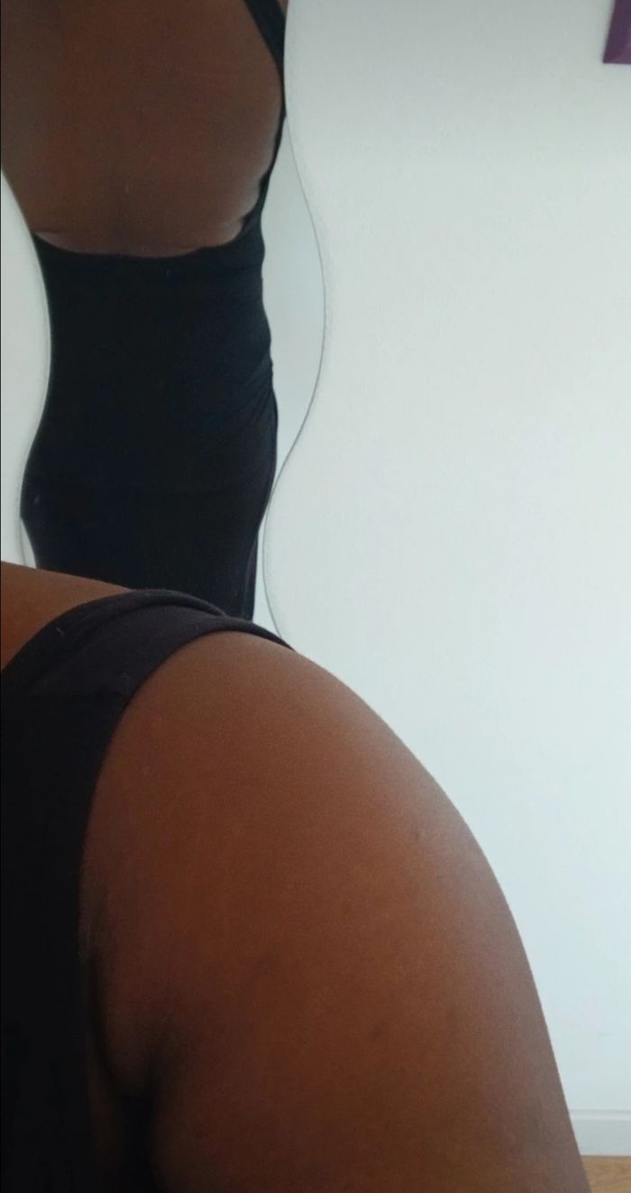 Robe longue noir dos nu effet drapé avec fente sur le côté - photo numéro 4