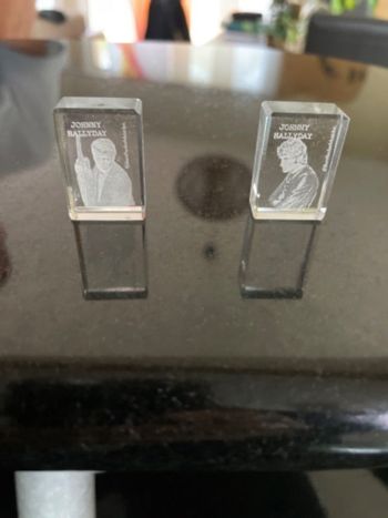 Deux fèves en verre poli et  gravé Johnny haliday