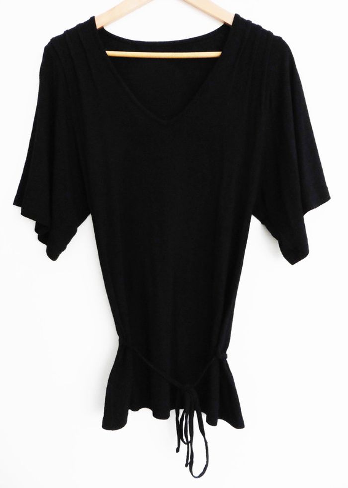 T shirt noir a lien. Col en v. Taille 38