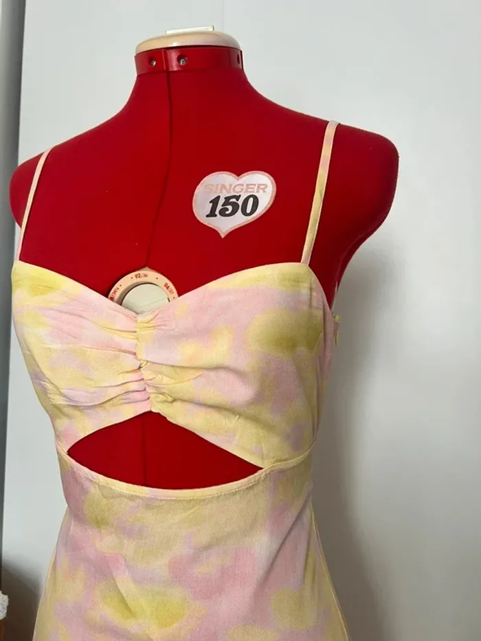Robe midi à ouverture pastel jaune et rose Jennyfer