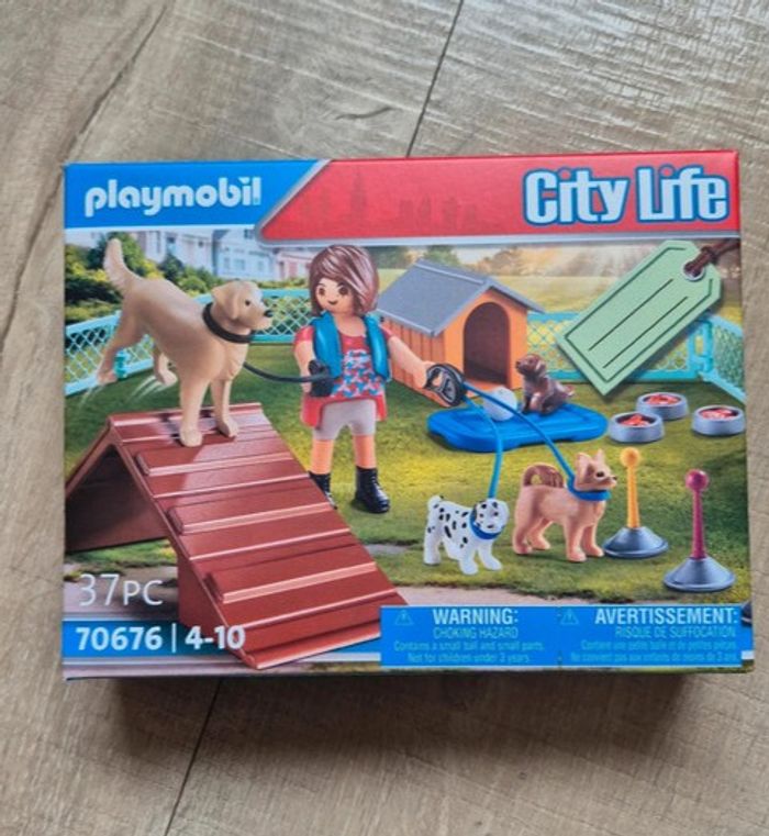 70676 - Playmobil City Life - Set cadeau Educatrice et chiens Neuf scellé