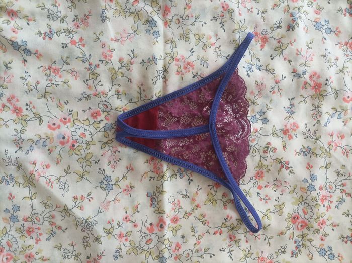 String neuf taille S dentelle - photo numéro 3