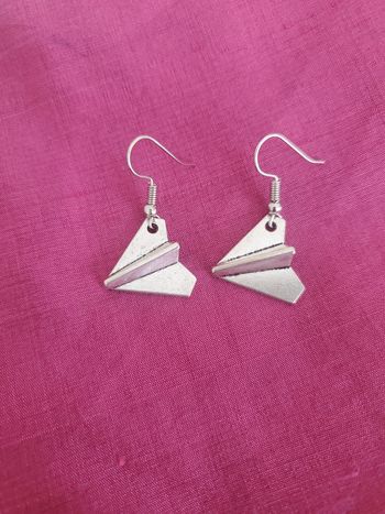 Boucles d'oreilles pendante argentée originale style avion en papier