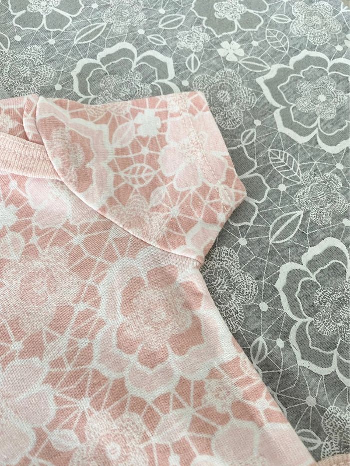 Lot 2 bodies 6 mois NEUF - photo numéro 3