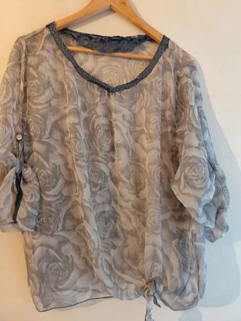 Petite blouse légère,grise motifs fleurs  taille unique jusqu'au  44/46