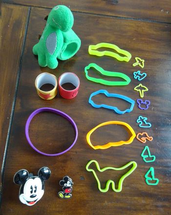 Lot de 19 accessoires et bijoux pour Garçon: bracelets et Pin’s Mickey