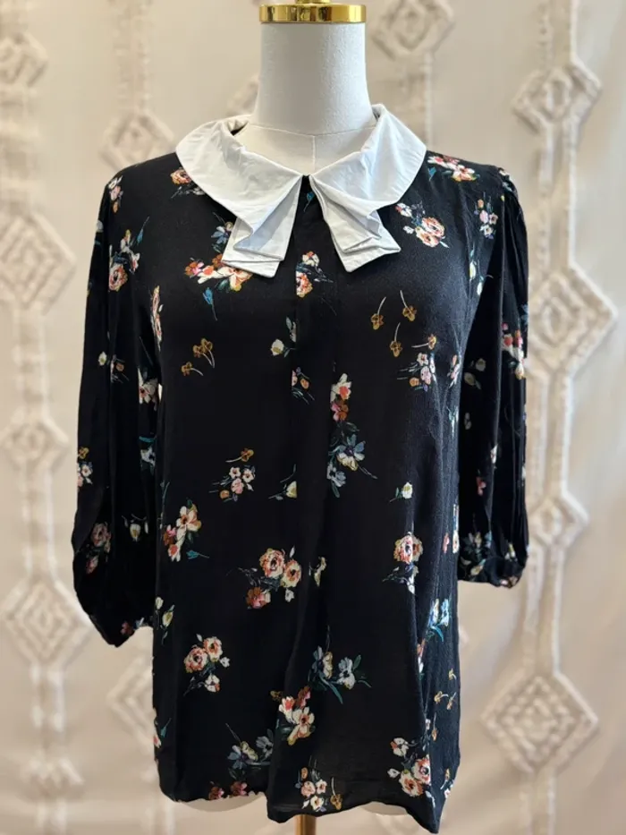 Blouse noire à fleurs col Claudine blanc – Les Poupées