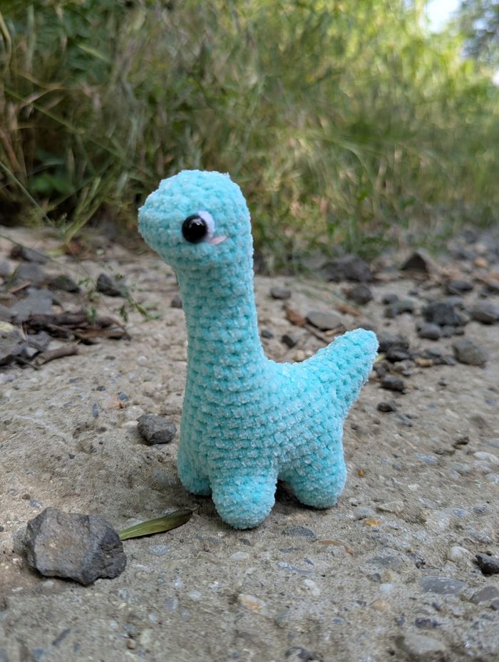 Petit brontosaure tout doux au crochet