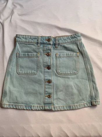 Jupe en jean bleu clair boutonnée