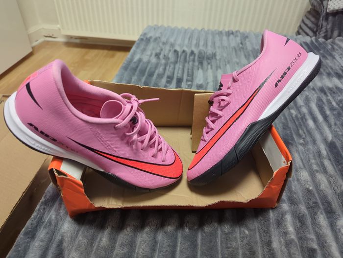 Chaussures de foot en salle futsal nike neuves - photo numéro 2