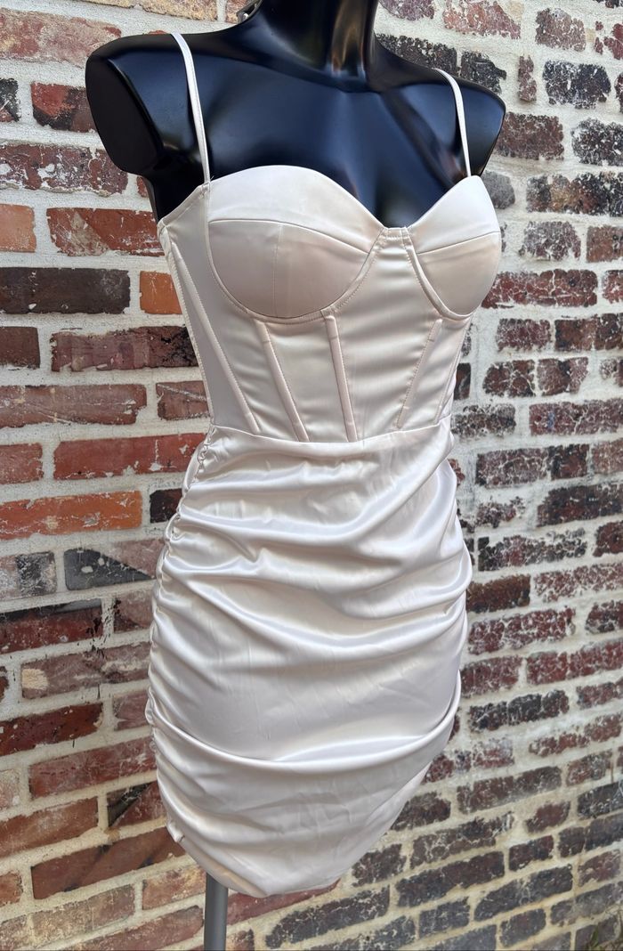 Robe moulante en satin froncée T36 • Shein - photo numéro 2