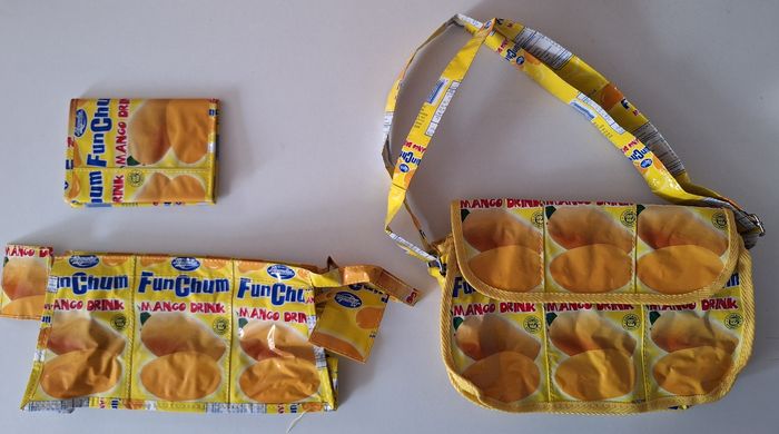 Lot sac à bandoulière, trousse de toilette et portefeuille en plastique recyclé