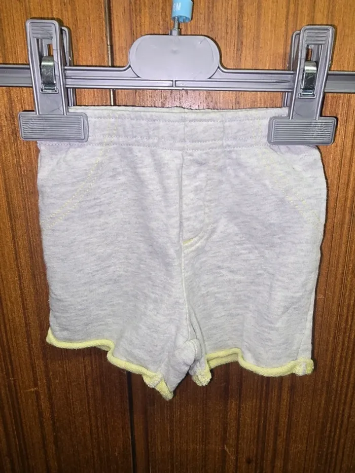 Short bébé garçon gris clair avec détails jaunes