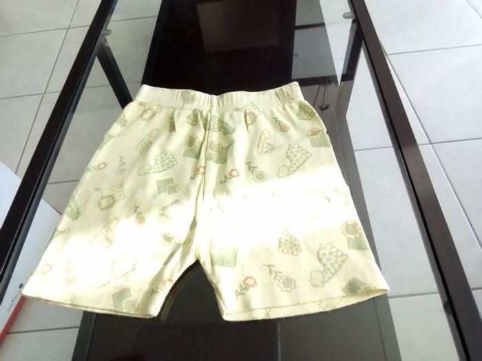 Short. . 6 mois