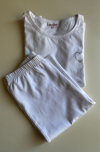 ensemble pyjama short et tee-shirt imprimé coeur