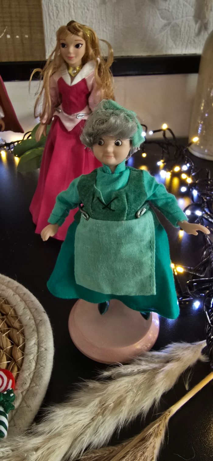 Lot de 7 magnifique poupées de collection porcelaine Disney princesse la belle au bois dormant - photo numéro 7