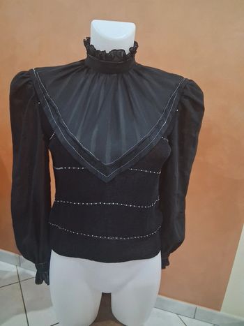 Pull habillé noir avec perles et manche transparente