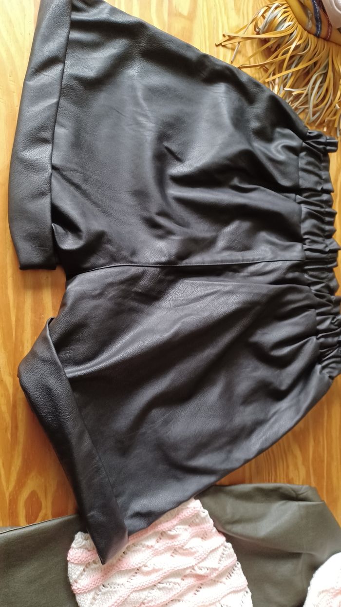 Short emitation cuir