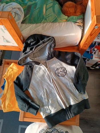 Gilet gris et noir 4 ans