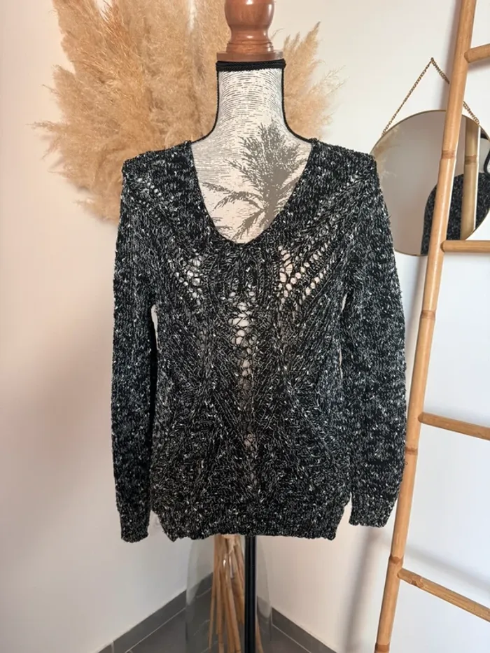 Pull noir et blanc ajouré
