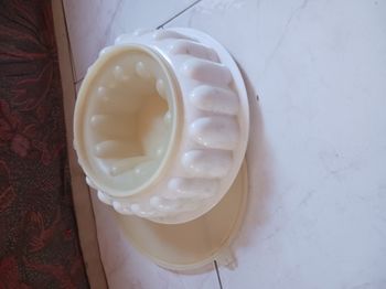 moule à charlotte Tupperware blanc avec son couvercle