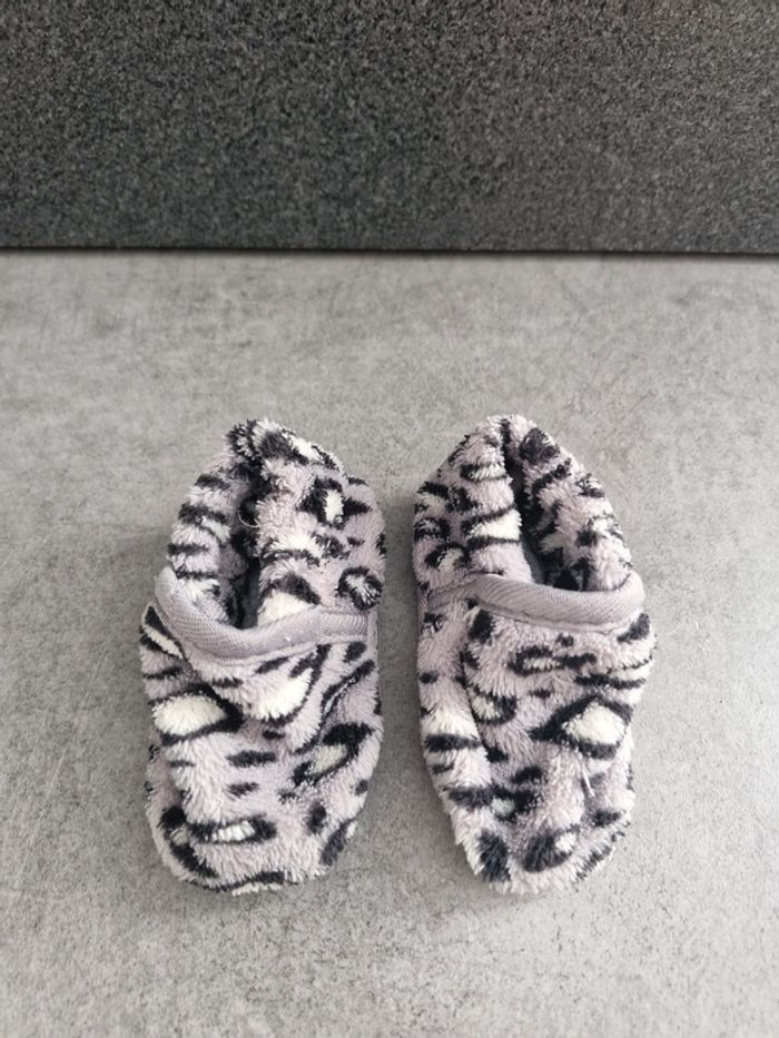 Chaussons bébé 18-19 Sans marque gris clair, noir et blanc motif léopard - photo numéro 2