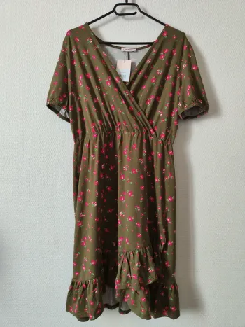 Robe neuve kaki à roses - 34