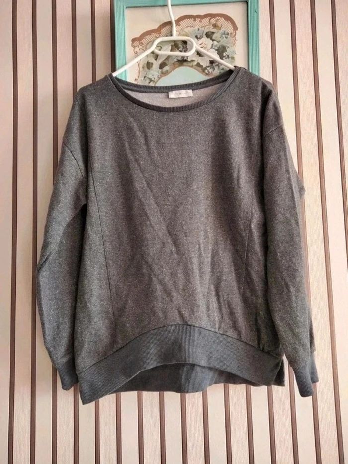 Sweat gris brillant taille M  chez Cache Cache