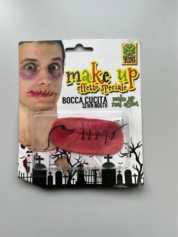 Déguisement Bouche cousue avec tube colle