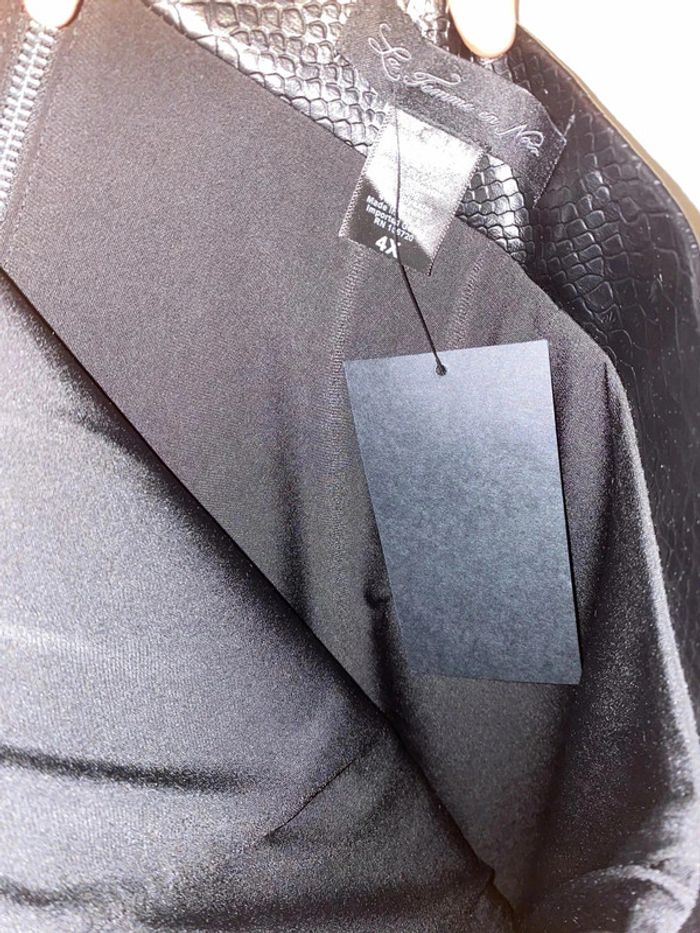 La femme en noir jupe crayon serpentine 4xl - photo numéro 4