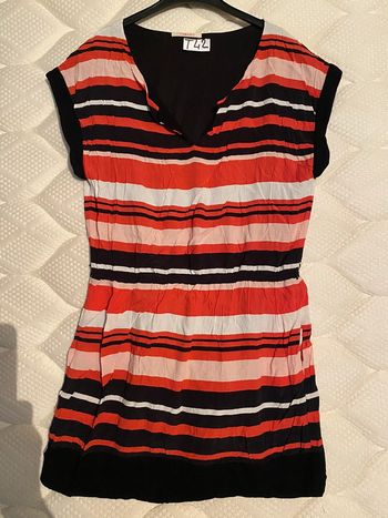 Jolie robe élastique à la taille