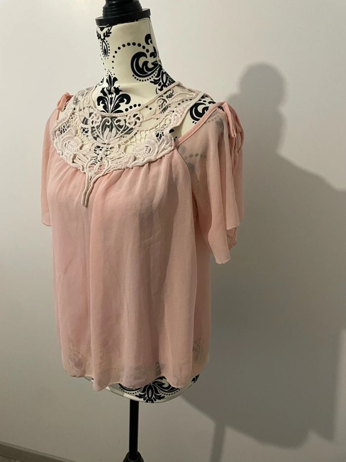 T-shirt blouse manche courte rose épaule ouverte col dentelle taille 36 - photo numéro 3