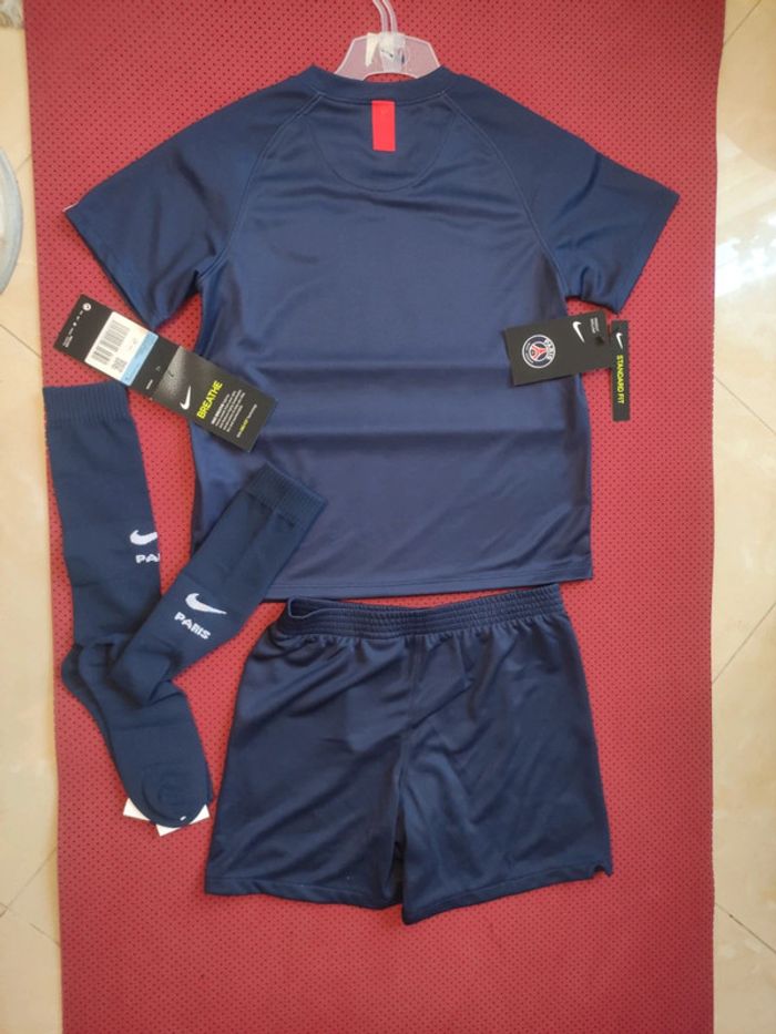 Tenue de foot PSG, Nike Authentique Officiel taille enfant 5/6 ans, Neuf - photo numéro 9