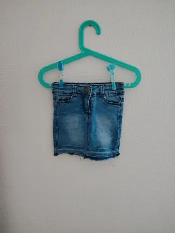Jupe en jean droite neuf taille 3 ans
