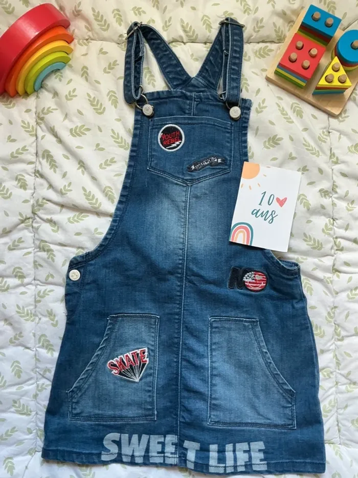 robe salopette en jean bleu avec écussons 10 ans smiley - photo numéro 2