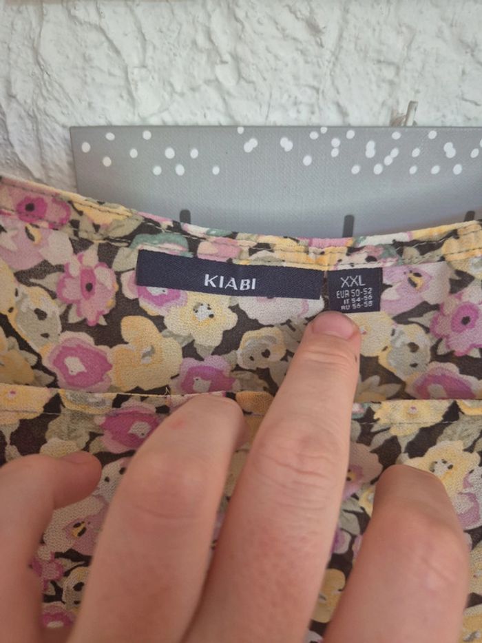 Joli haut péplum à fleurs légèrement transparente Kiabi taille 50/52 - photo numéro 8