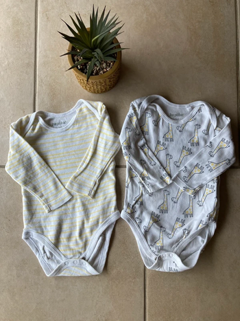 Lot de 2 bodies manches longues taille 3-6 mois