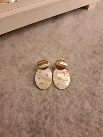 Boucles d'oreilles pendante en nacre crème blanc