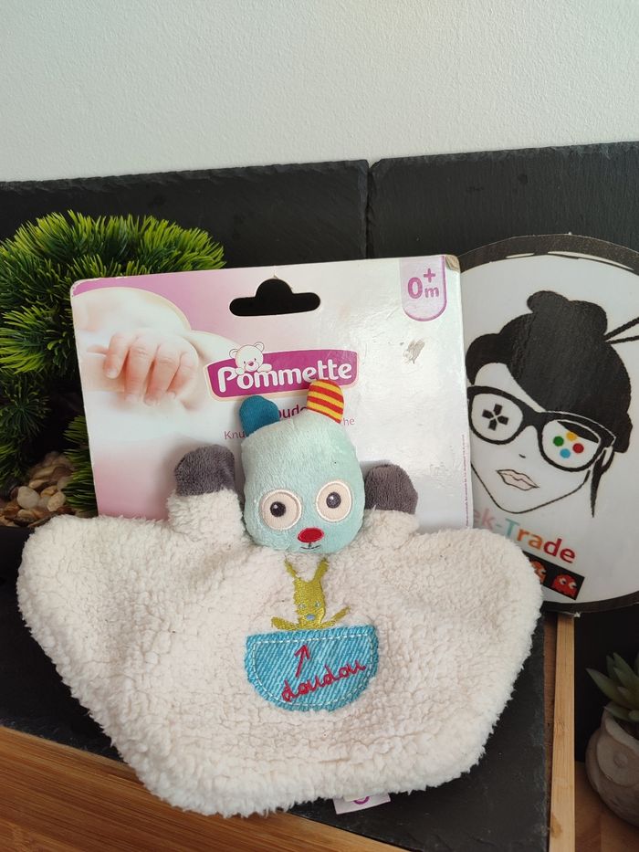 Doudou plat rond mouton blanc bouclette bleu pommette laine lapin vert DD003255B